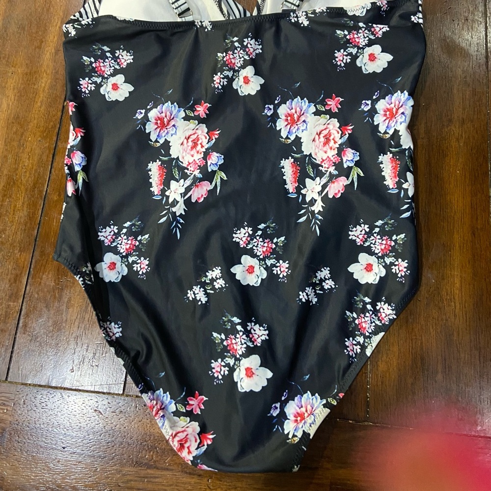 Women’s new one piece (XXL) - Picture 3 of 6